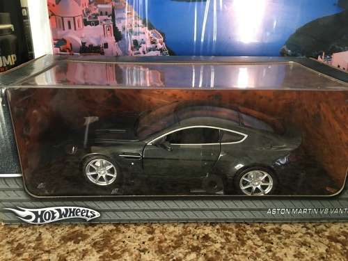 Austin - Martin - V8 Vantage - HOTWHEELS- 1:18 - BARGAIN,  WOW