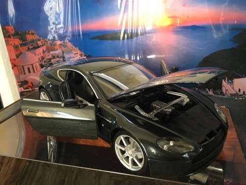 Austin - Martin - V8 Vantage - HOTWHEELS- 1:18 - BARGAIN,  WOW