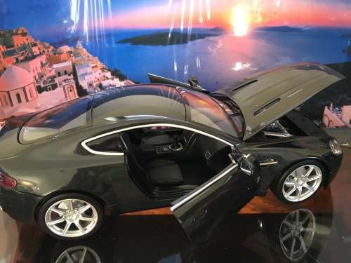 Austin - Martin - V8 Vantage - HOTWHEELS- 1:18 - BARGAIN,  WOW