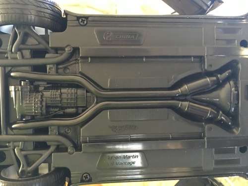 Austin - Martin - V8 Vantage - HOTWHEELS- 1:18 - BARGAIN,  WOW