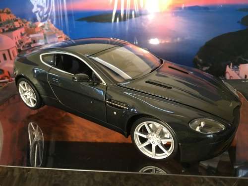 Austin - Martin - V8 Vantage - HOTWHEELS- 1:18 - BARGAIN,  WOW
