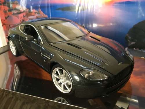 Austin - Martin - V8 Vantage - HOTWHEELS- 1:18 - BARGAIN,  WOW