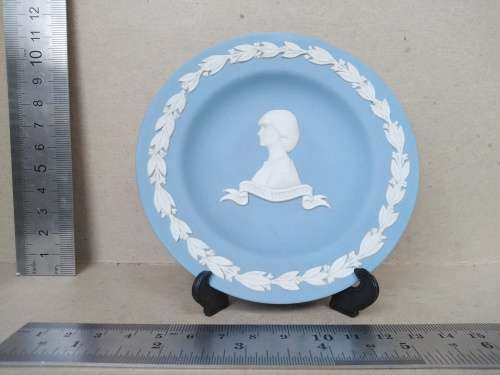 Vintage! Charles And Diana Royal Wedding - 1981 - Pair Of Wedgwood Blue Jasperware Plates (w/stands)