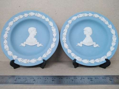 Vintage! Charles And Diana Royal Wedding - 1981 - Pair Of Wedgwood Blue Jasperware Plates (w/stands)