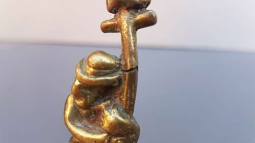 Vintage!  Brass Gentleman Leaning On A Lamppost At A Water Fountain.