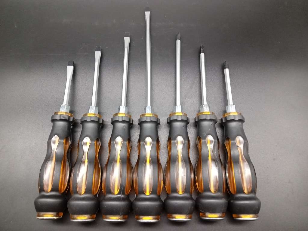 Awesome Tool Set - Safety Gloves, Socket Set, Spanners (27/21/21) and Heavy Duty Screwdriver Set