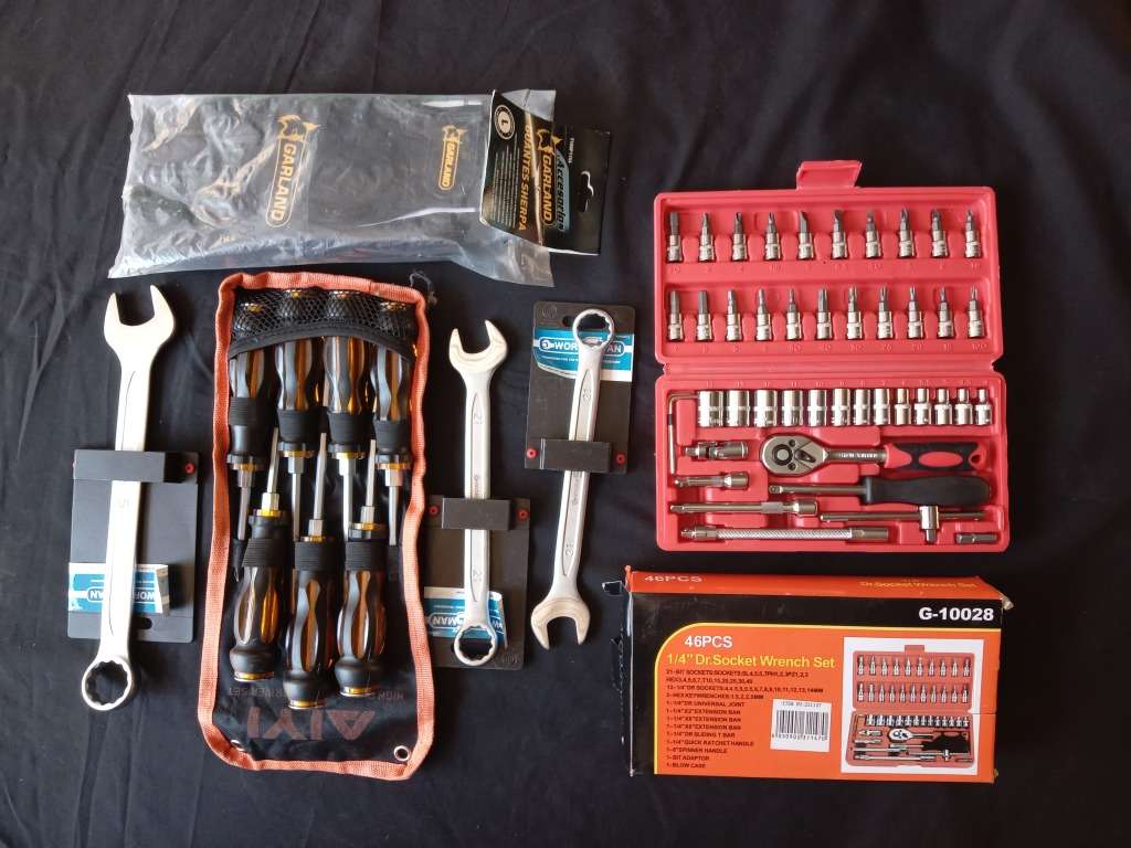 Awesome Tool Set - Safety Gloves, Socket Set, Spanners (27/21/21) and Heavy Duty Screwdriver Set