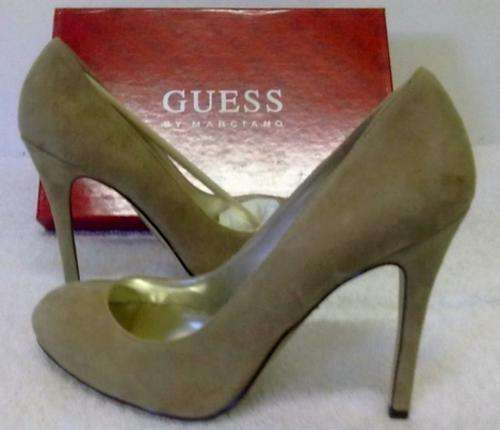 GUESS 'Drifter' round toe heel pump SIZE 5 (STUNNING!)