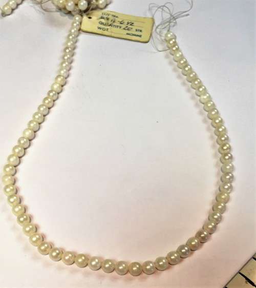 Cultured pearls - Good quality unknotted strand --cm 40,5 Long - Diameter 6 to 6.5 mm ---