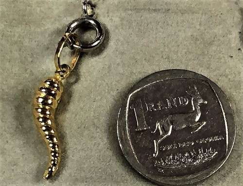 9K   solid  9 carat Yellow Gold - ribbed horn of  plenty/cornucopia pendant