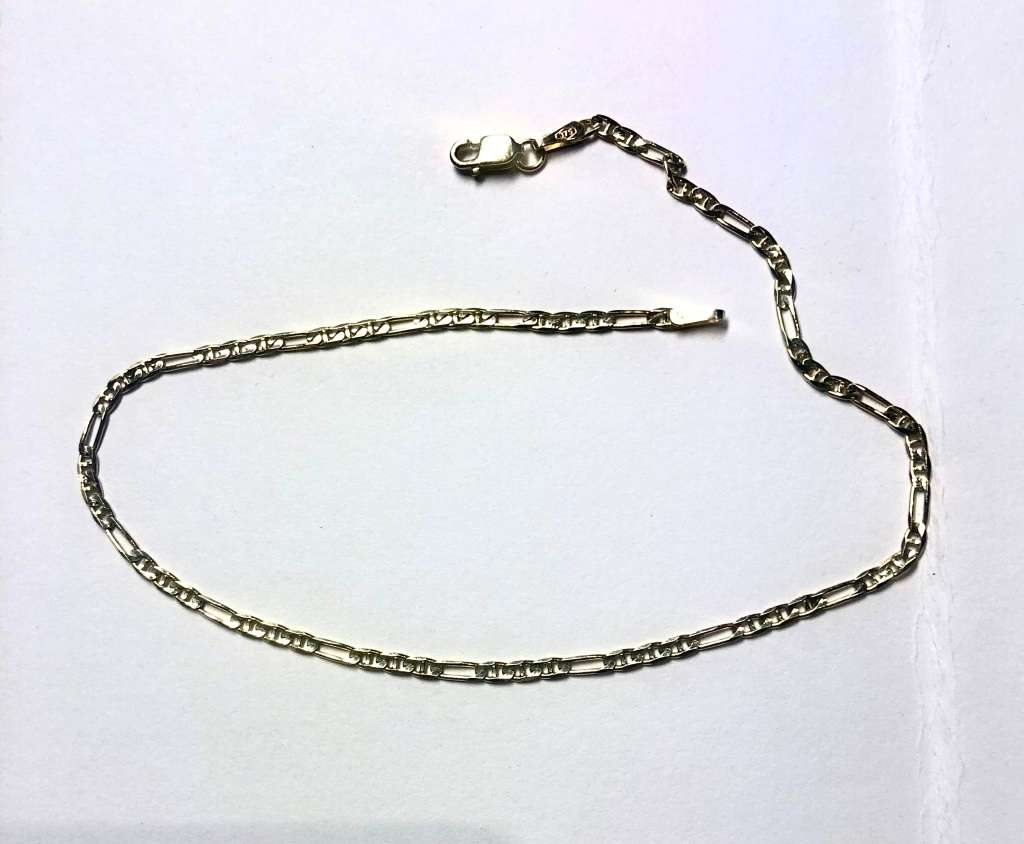 9k solid 9  carat  Gold --Figarucci  Link Anklet---  cm. 26 long ---- wide 2.4 mm.