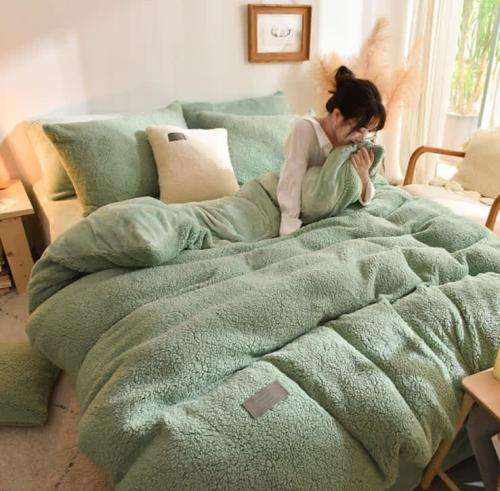 NEW GORGEOUS 5 PIECE FLUFFY QUEEN SIZE COMFORTER SET- VARIOUS COLOURS