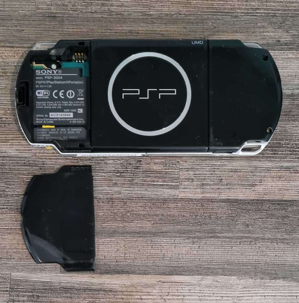 PSP for Parts (Battery not included, Doesn`t Switch On)