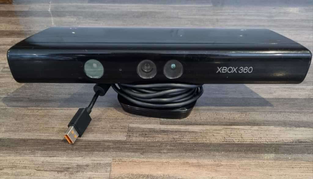 Kinect Sensor + Game for Xbox 360 - Complete