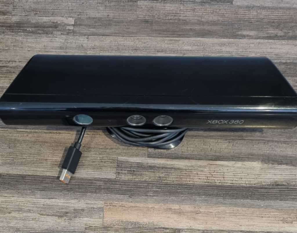 Kinect Sensor + Game for Xbox 360 - Complete