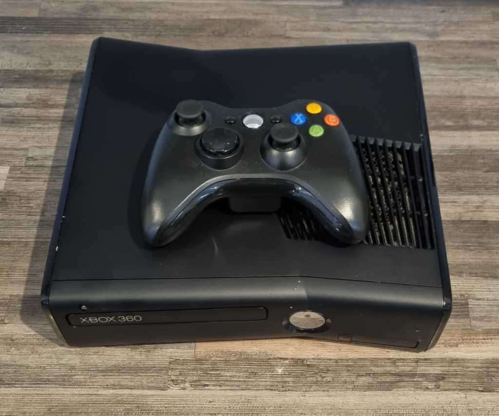 4GB Xbox 360 Console + Controller - Price Drop