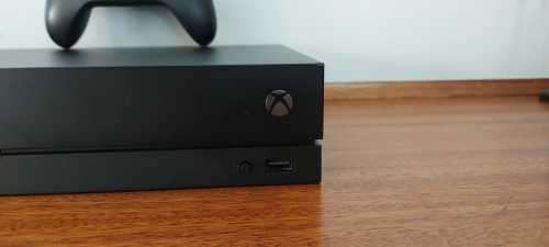 XBOX ONE X 1TB 4K Gaming Console + CONTROLLER + CABLES