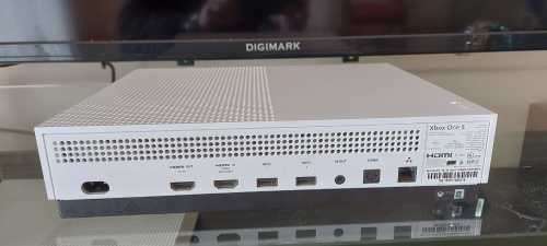 XBOX ONE S 1TB Console Excellent working condition