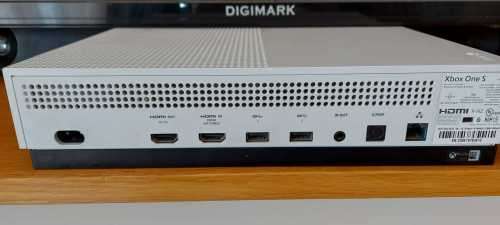 XBOX ONE S 1TB Console Excellent working condition