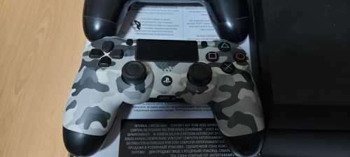Playstation 4, 1TB HDD, 2x controllers and 1x game. Please read