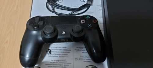 Playstation 4, 1TB HDD, 2x controllers and 1x game. Please read