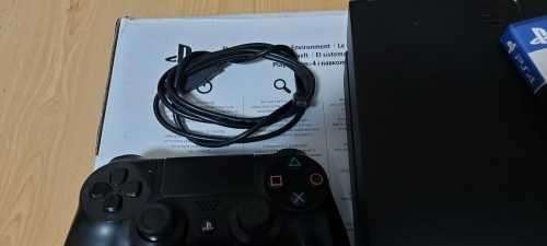Playstation 4, 1TB HDD, 2x controllers and 1x game. Please read