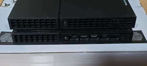 Playstation 4, 1TB HDD, 2x controllers and 1x game. Please read