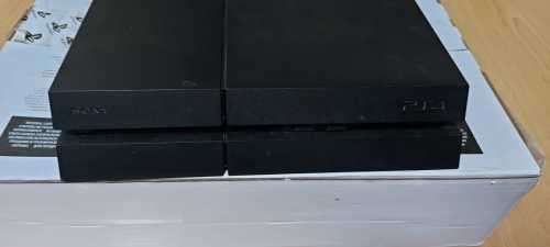 Playstation 4, 1TB HDD, 2x controllers and 1x game. Please read