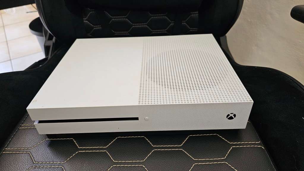 XBOX ONE S 500GB Console. Please read