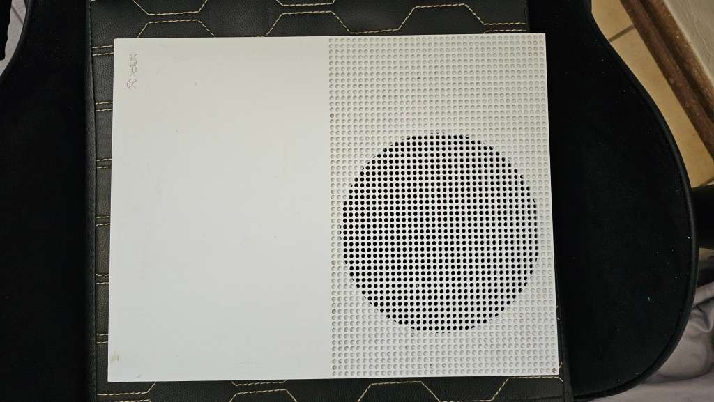 XBOX ONE S 500GB Console. Please read