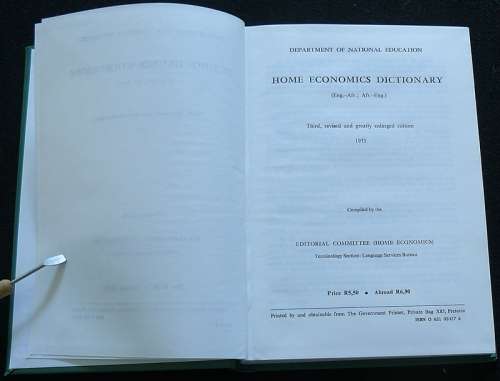 Home Economics Dictionary / Huishoudkunde-Woordeboek. Editorial Committee (Home Economics) / Redaksi