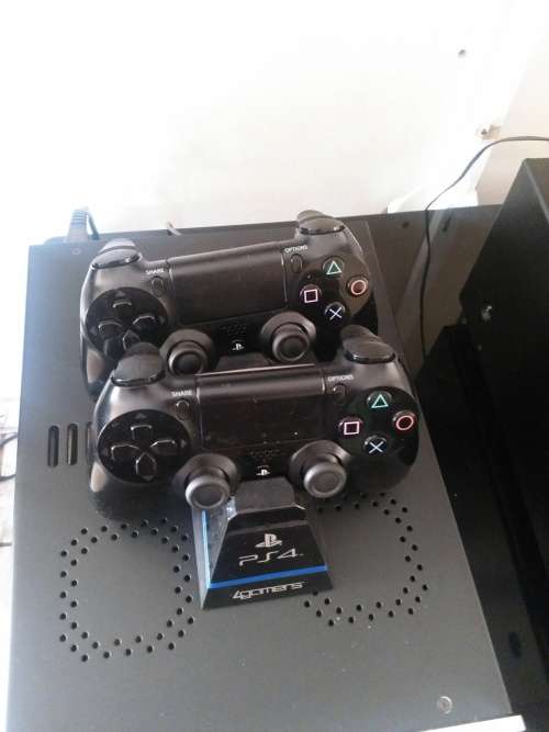 SONY PS 4 500 GIG (2 CONTROLLERS + 6 GAMES WORTH R5500)