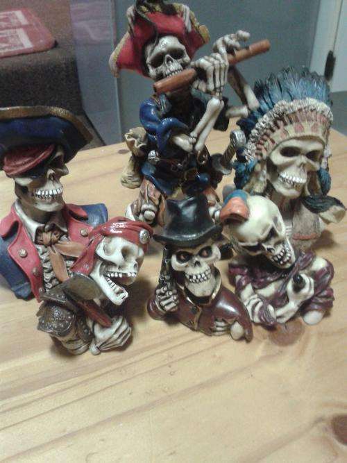 SKULL FIGURINE SET OF 7-C 98 W.U.I