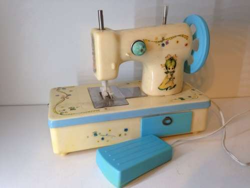 VINTAGE CHILDRENS OLD FASHION SEWING MACHINE - MADE IN HONG KONG -