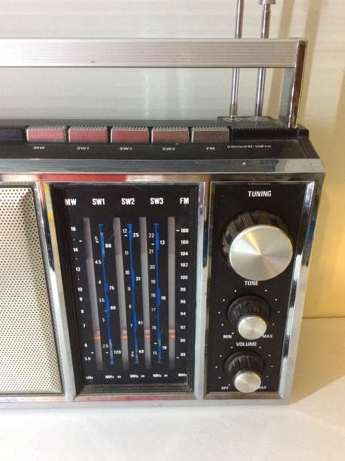 OLD SUPERSONIC COMMODORE 5 BAND RADIO - GREAT OLD ITEM - 100% WORKING -