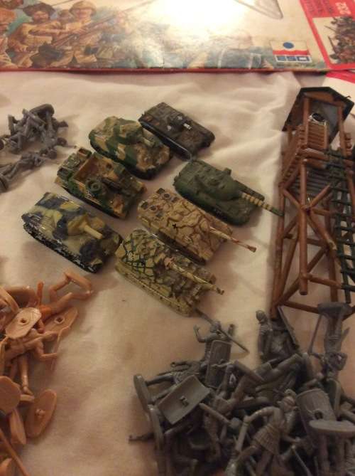 MASSIVE COLLECTION OF TOY SOLDIERS WITH FOUR ORIGINAL BOXES - LOTS OF EXTRAS - ONE BID FOR LOT -