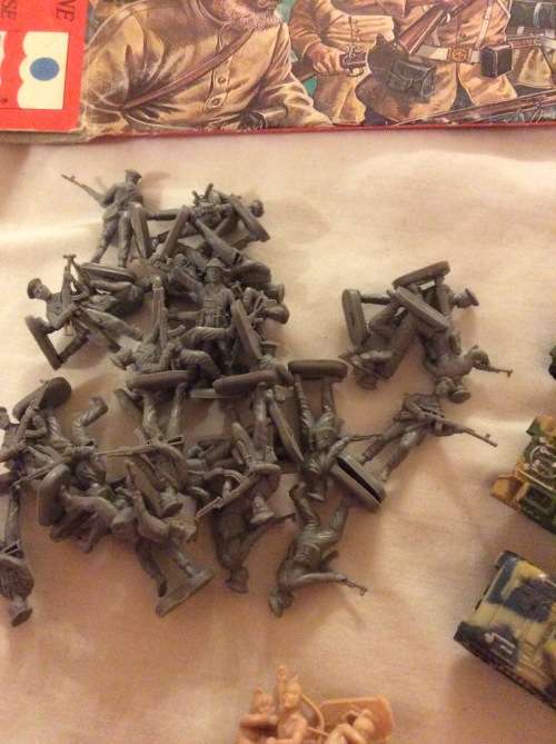 MASSIVE COLLECTION OF TOY SOLDIERS WITH FOUR ORIGINAL BOXES - LOTS OF EXTRAS - ONE BID FOR LOT -