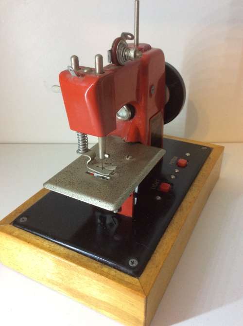 VINTAGE ELECTRIC LITTLE MODISTE CHILD'S SEWING MACHINE - MADE IN JAPAN -