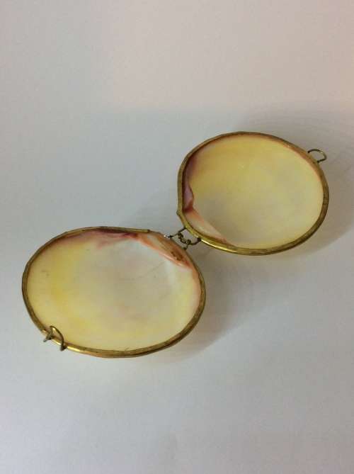 VINTAGE SHELL TRINKET BOX MADE WITH YELLOW METAL - A MUST HAVE - UNIQUE ITEM -