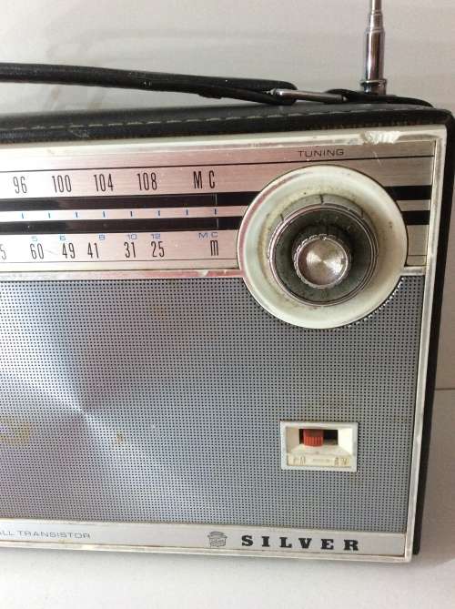 OLD HAWK SILVER 2 BAND RADIO - GREAT OLD ITEM -  WORKED WHEN TESTED -