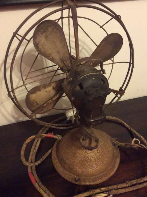 1930s GENERAL ELECTRIC DESK FAN - RUSTY BUT MAGNIFICENT - PLEASE READ SHIPPING TERMS IN DESCRIPTION