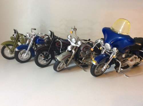 FIVE MAISTO MOTORCYCLE MODELS - ONE BID TAKES ALL - MAGNIFICENT VALUE -