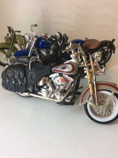 FIVE MAISTO MOTORCYCLE MODELS - ONE BID TAKES ALL - MAGNIFICENT VALUE -