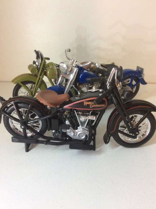FIVE MAISTO MOTORCYCLE MODELS - ONE BID TAKES ALL - MAGNIFICENT VALUE -