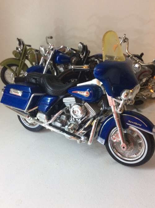 FIVE MAISTO MOTORCYCLE MODELS - ONE BID TAKES ALL - MAGNIFICENT VALUE -
