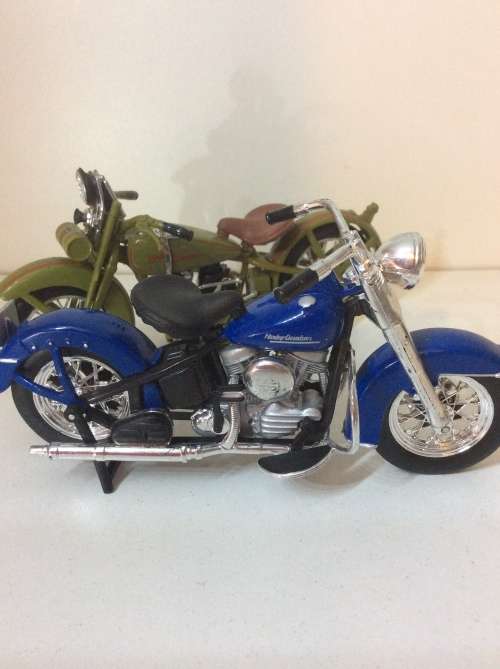 FIVE MAISTO MOTORCYCLE MODELS - ONE BID TAKES ALL - MAGNIFICENT VALUE -