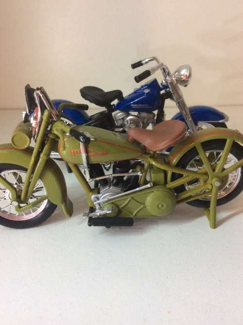 FIVE MAISTO MOTORCYCLE MODELS - ONE BID TAKES ALL - MAGNIFICENT VALUE -