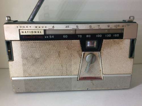 VINTAGE NATIONAL SHORT WAVE RADIO - NOT TESTED, SOLD AS NOT WORKING -