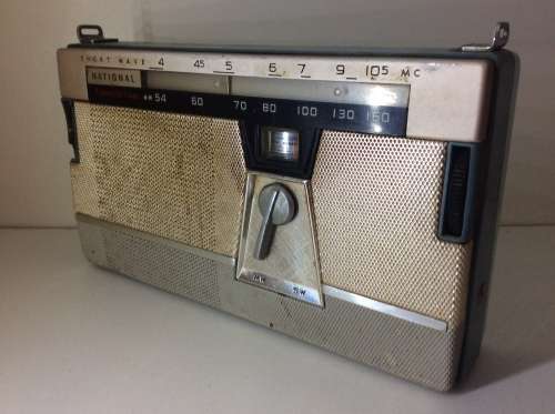 VINTAGE NATIONAL SHORT WAVE RADIO - NOT TESTED, SOLD AS NOT WORKING -