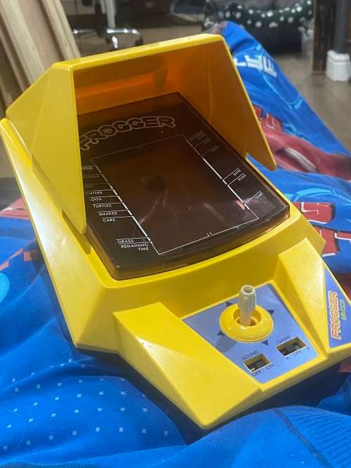 1982 FROGGER ARCADE GAME - WORKING IN VERY GOOD CONDITION -